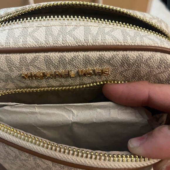 NEW with tag Jet Set travel bag by Michael Kors cross body bag - Picture 3 of 8